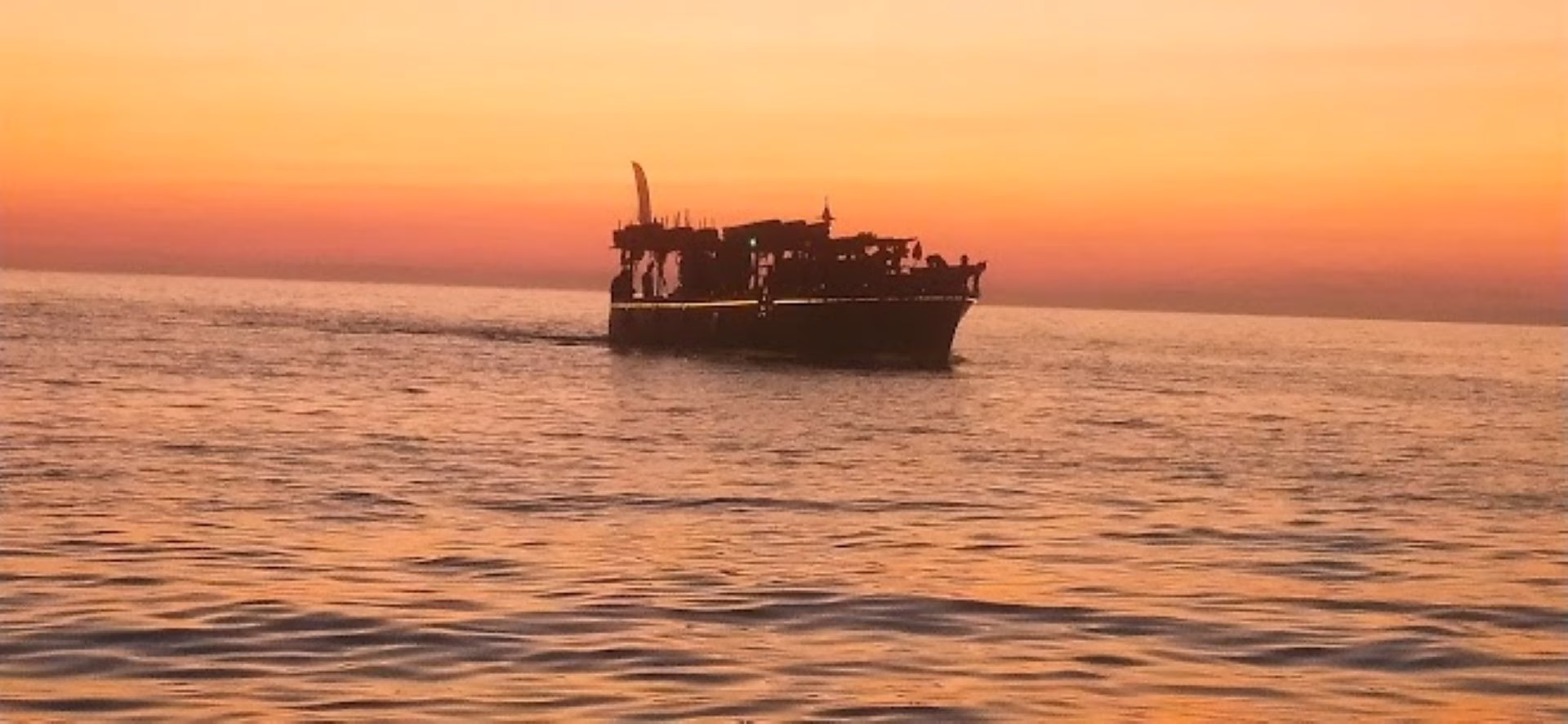 barco amazonia volviendo después de la puesta de sol