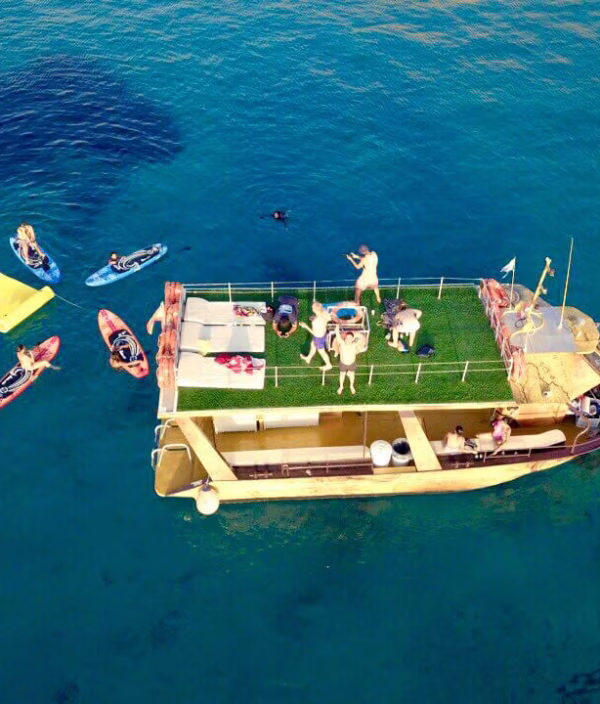 Double decker boat for large groups